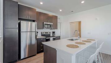 Een koelkast, een microgolfoven, een oven, een kookplaat