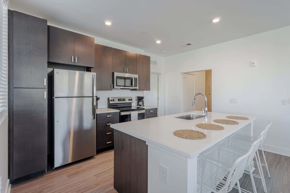 Kühlschrank, Mikrowelle, Ofen, Herdplatte