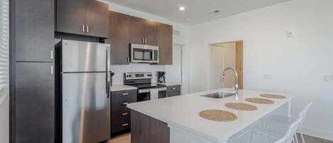 Réfrigérateur, micro-ondes, four, plaque de cuisson