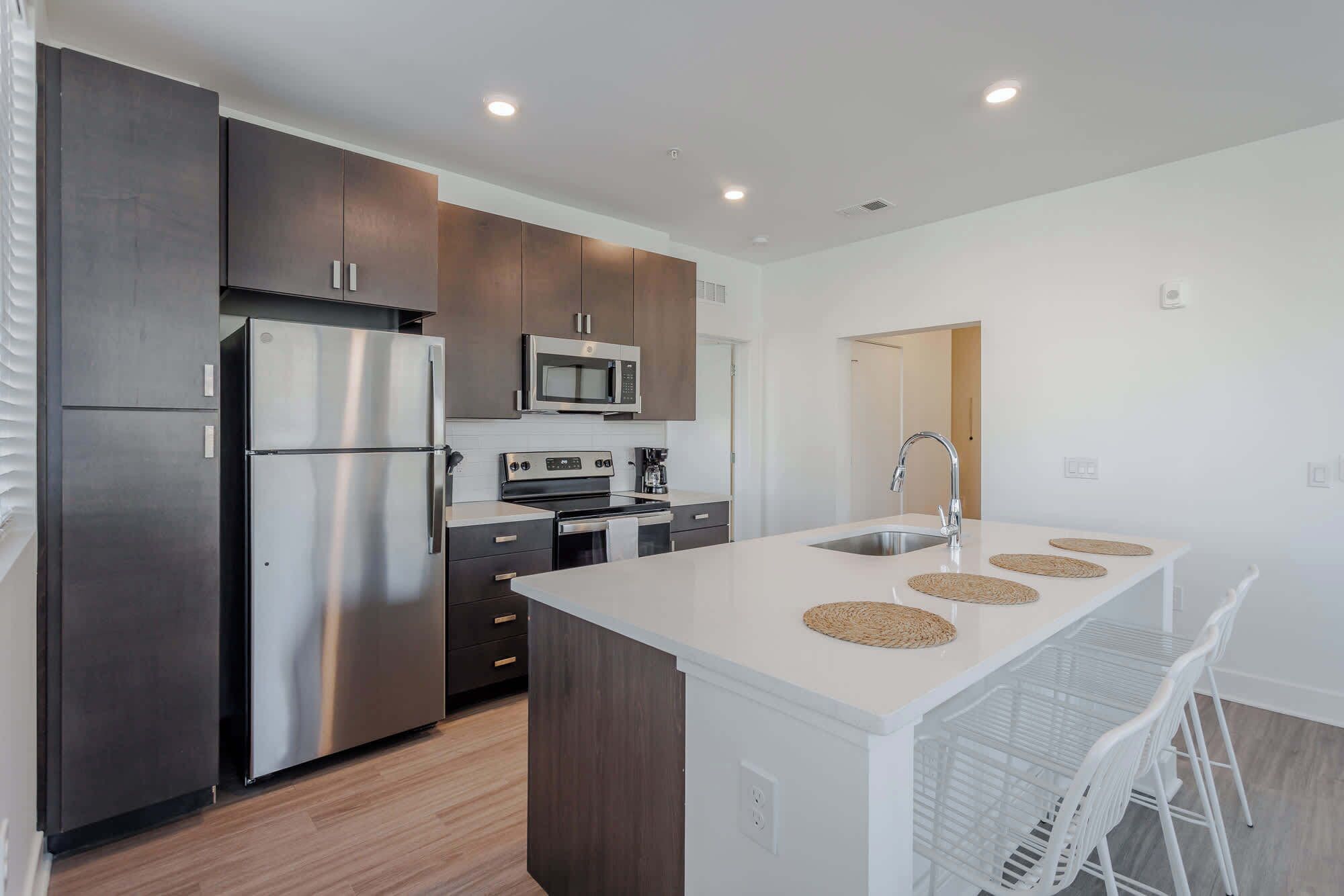 Een koelkast, een magnetron, een oven, een kookplaat