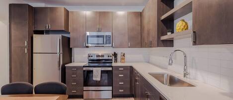 Kühlschrank, Mikrowelle, Ofen, Herdplatte