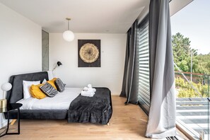 3 chambres, fer et planche à repasser, Wi-Fi, draps fournis