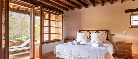 4 bedrooms, WiFi, bed sheets