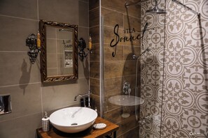 Chambre triple Deluxe | Salle de bain | Douche, séchoir à cheveux, peignoirs, savon