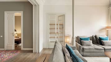 Apartamento premium, 3 quartos | Área de estar | TV de tela plana