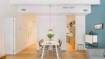 Apartamento superior, 1 quarto, sacada, vista para a cidade | Área de estar | TV de tela plana