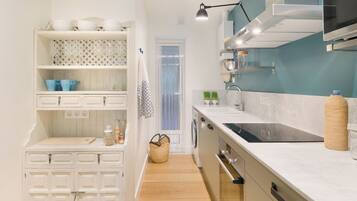 Refrigerador, microondas, horno, placa de cocina