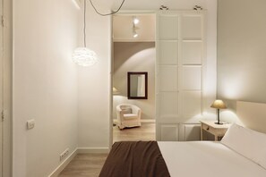 Premium appartement, 3 slaapkamers | 2 slaapkamers, een laptopwerkplek, een strijkplank/strijkijzer