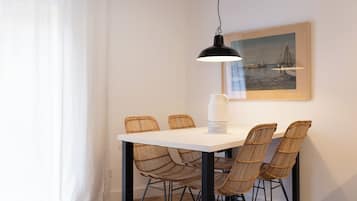 Apartamento superior, terraço | Sala de jantar