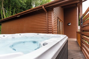 Luxury Cabin, 2 Bedrooms | Private spa tub