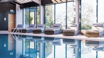 Una piscina cubierta