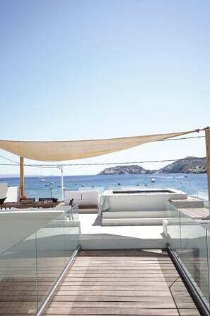 Outdoor dining - Theasis Beachfront Villa w/ Terrace by Hospi (C249+Q5G Agia Pelagia, Greece)