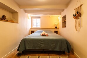 Iron/ironing board, free WiFi, bed sheets
