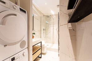 Shower, hair dryer, towels