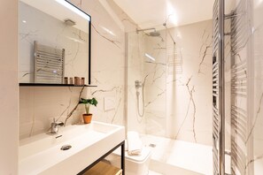 Douche, séchoir à cheveux, serviettes fournies