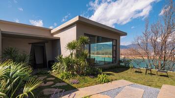 Studio Suite, Lake View, Lakeside | Free WiFi