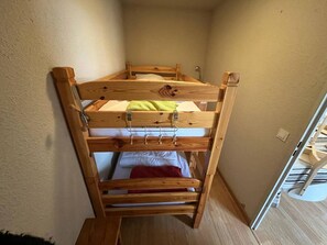 1 bedroom, free WiFi - 2-Room Cabin Apartment with Terrace and Nice View (Les Angles)