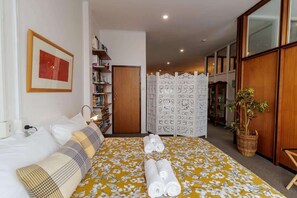 3 habitaciones, tabla de planchar con plancha, wifi y ropa de cama 