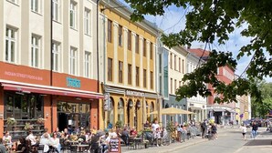 A street with outdoor seating at various cafes and restaurants, including an Indian Street Food & Bar and a Park Tavern. - Modern Room in Apartment With Private Balcony in Beutiful Oslo  (Oslo)