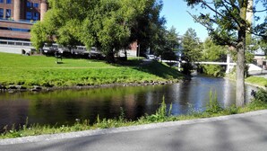 A river with a bridge, grassy banks, and trees. - Modern Room in Apartment With Private Balcony in Beutiful Oslo  (Oslo)