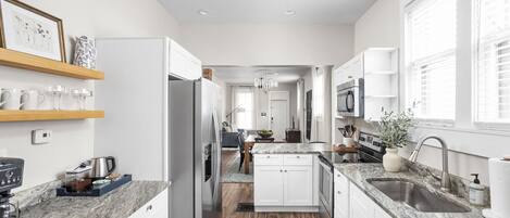 Frigorífico, microondas, horno y placa de cocina