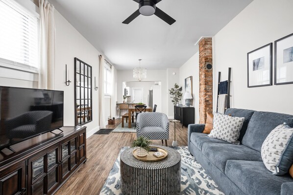 Smart TV, books - Sapphire Retreat! Dedicated Workspace + Private Parking (Indianapolis)