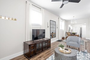 Smart TV, books - Sapphire Retreat! Dedicated Workspace + Private Parking (Indianapolis)