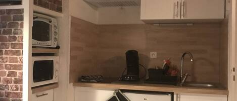 Réfrigérateur, micro-ondes, four, chaise haute