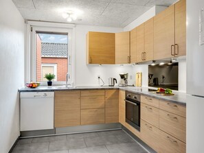 Fridge, oven, dishwasher, cookware/dishes/utensils