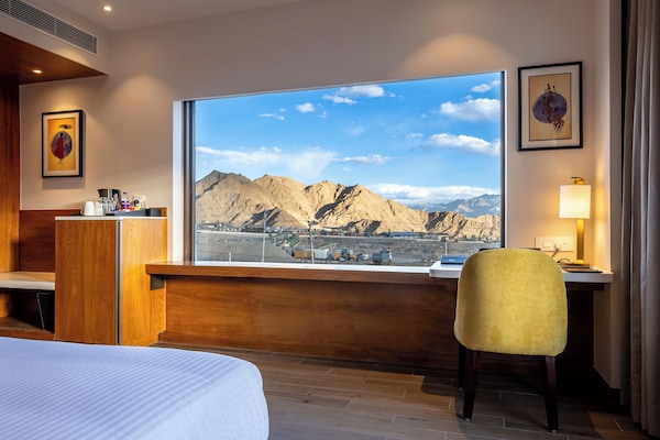 Luxury Room | Egyptian cotton sheets, premium bedding, down comforters, minibar