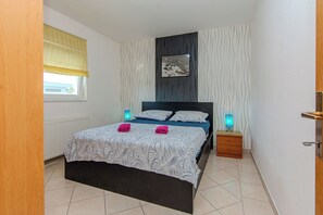 Comfort Apartment, Partial Sea View | Free cribs/infant beds, free WiFi, bed sheets