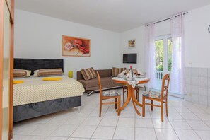 Standard Studio, Partial Sea View | In-room dining