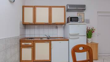 Standard Studio, Partial Sea View | Private kitchen | Full-size fridge, microwave, oven, stovetop