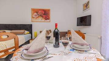 Standard Studio, Partial Sea View | In-room dining
