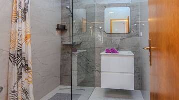 Studio Standard, vue partielle sur la mer | Salle de bain