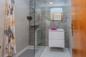 Standard Studio, Partial Sea View | Bilik Mandi | Pancuran mandi, pengering rambut, tuala disediakan 