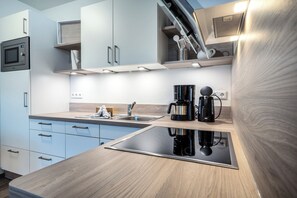 Fridge, microwave, oven, stovetop - Meereskieker - First Row Waterfront, Terrace, Indoor Swimming Pool, Parking Spac (Olpenitz)