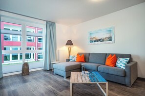 Een televisie, een dvd-speler en een stereo
