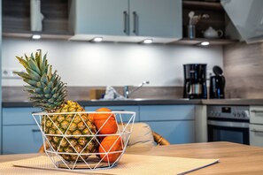 Een koelkast, een microgolfoven, een oven, een kookplaat