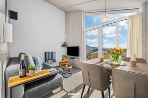 TV, fireplace, DVD player, stereo