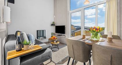 Sunbathe with breathtaking views at the BergZauber Lodge!