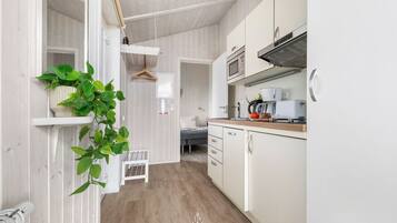 Kühlschrank, Mikrowelle, Herdplatte, Geschirrspüler