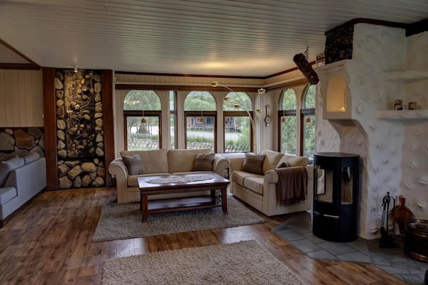 Villa | Wohnzimmer | Flachbildfernseher