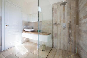 Villa | Bathroom | Shower, rainfall showerhead, towels - 4201 Terrazze Ai Demani by Perle di Puglia (Manduria)