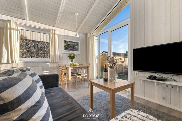 Televisie, een open haard, een dvd-speler en een stereo