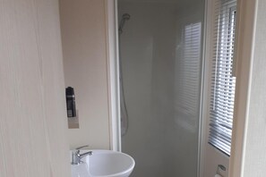 Chalet | Badkamer | Een douche, een haardroger