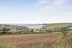 A coastal town with houses, a beach, and a view of the sea. - Perranporthcaravan/2bedroom/tv/gasfire (Perranporth)