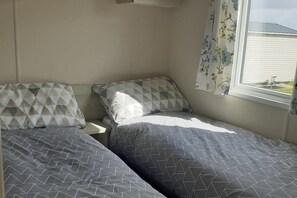 2 bedrooms, bed sheets - Perranporthcaravan/2bedroom/tv/gasfire (Perranporth)