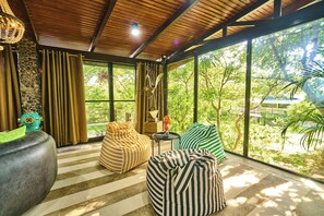 Flat-screen TV - Cuatro Maya by Araw Residences (Nasugbu)