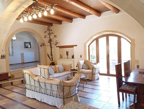 Villa – signature | Oppholdsområde | En 55-tommers smart-TV med Parabol-TV samt TV-spill og DVD-spiller